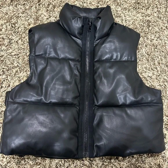 Zara Women's Black Puffer Vest - Picture 2 of 5